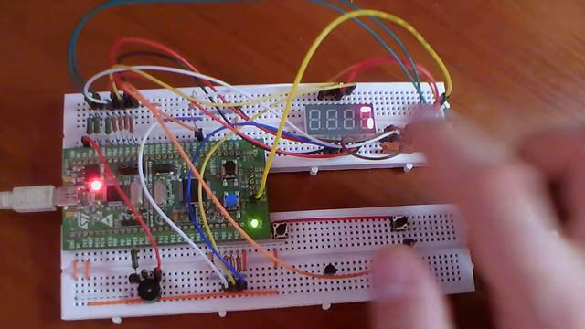Хто швидший STM32VLDISCOVERY + E40361 + 2N2222 + BUZZER смотреть онлайн