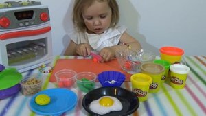 Катя и папа Готовят завтрак из пластилина