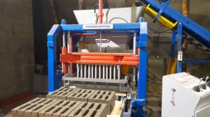 Так работает автомат на вибропрессе Рифей