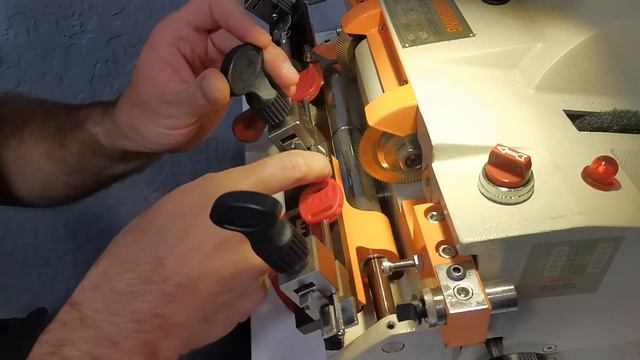 Работа на станках вертикального типа и комбайн. Копирование домофонных ключей. смотреть онлайн