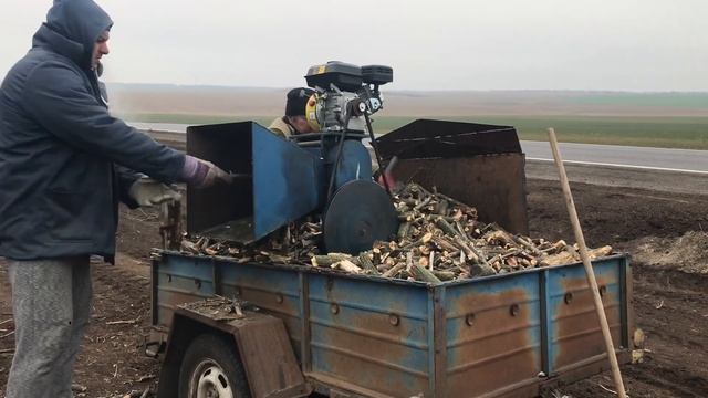 ?Акации НЕТ, пилят??( веткоизмельчитель своими руками - измельчитель веток).заготовка дров