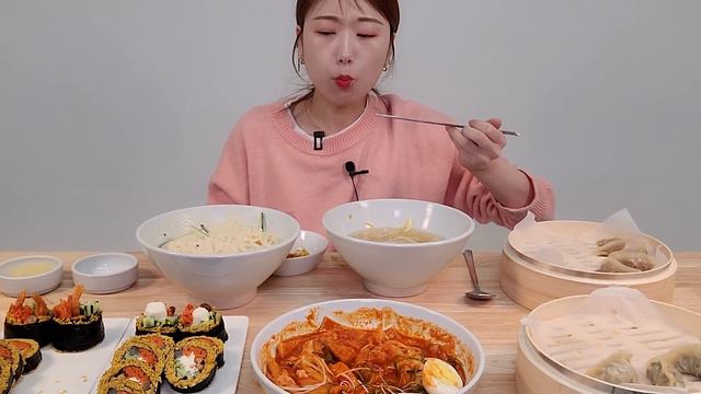 날 더울땐 콩국수 초계국수 만두 떡볶이 김밥이죠👍🏻리얼먹방 :) stir-fried Rice Cake, rice roll, dumpling, Cold noodles MUKBANG