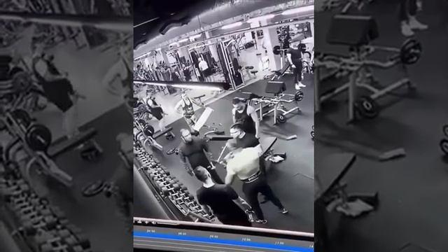 Пример драки качков в качалке, смотрим на невербальную агрессию. смотреть онлайн