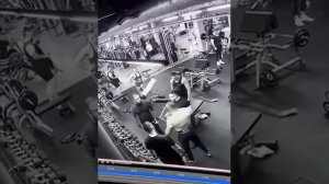 Пример драки качков в качалке, смотрим на невербальную агрессию.