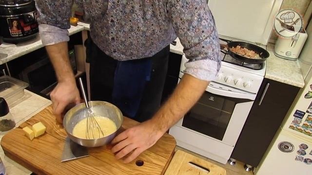 Омлет с наполнителем, сосиской и сыром.