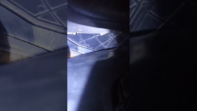 Фиксируем заслонку рециркуляции воздуха Renault Megane 1 Classic смотреть онлайн