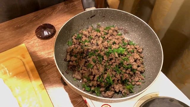 Слоеный пирог с грибами. Пирог с фаршем и грибами. Рецепт пирога на сковороде