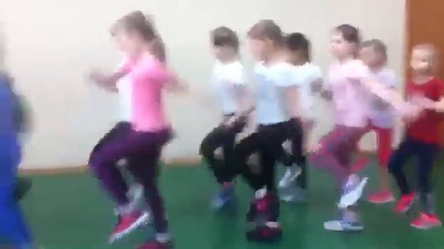 Дети маршируют разница между мальчиками и девочками