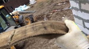 Кладка стен. День одиннадцатый. Трактором, устанавливаем железобетонные перемычки над воротами.