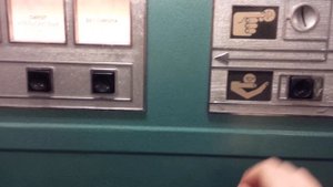 Работа отрестраврированного в музее МТУСИ автомата по продаже газированной воды