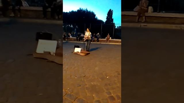 Очередные певцы на улице.