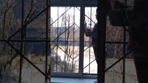 Лайфхак: как помыть неоткрывающееся окно с неоткрывающейся решёткой