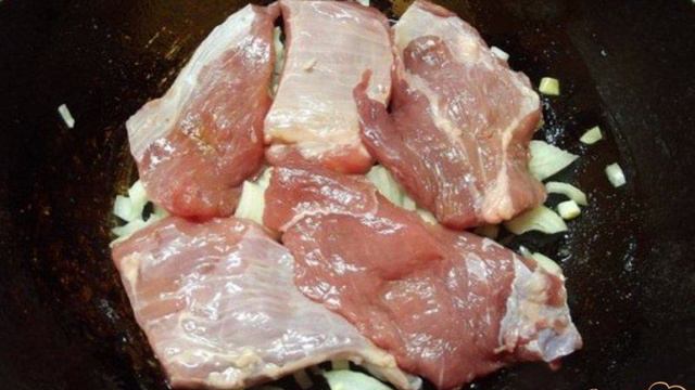 Мясо запеченное слоями с горчицей и луком