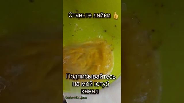 пышный омлет со шпинатом на сковороде