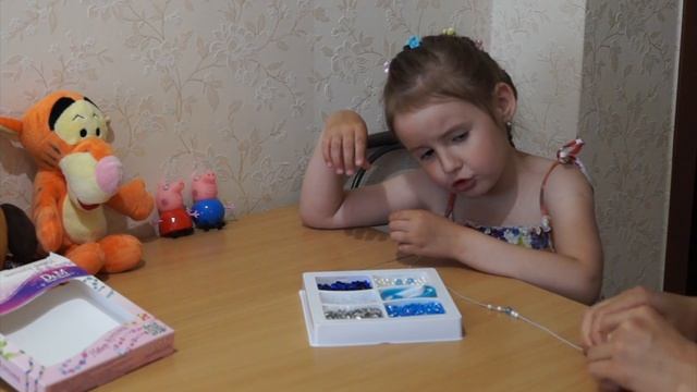 DIY: делаем бусы своими руками с помощью набора бусинок / Мастер-класс для детей