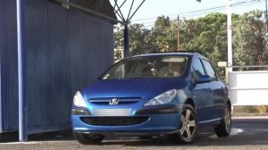 Гигантский голубь на крыше автомойки   Giant pigeon on the roof car