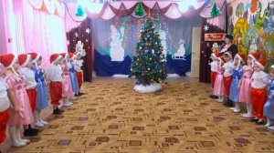 Вход на Новогодний праздник: "Новый год к нам мчится"