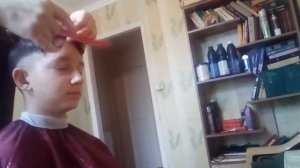 короткая мужская стрижка с удлиненной челкой