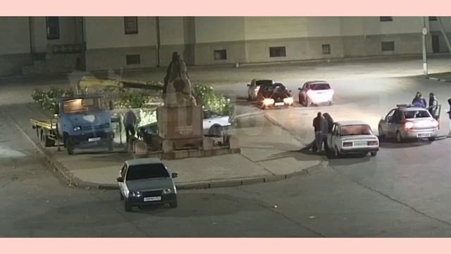 Ростовская область: в Новочеркасске дрифтер влетел в памятник. Дрифтанул, так дрифтанул. Дрифтун. ?
