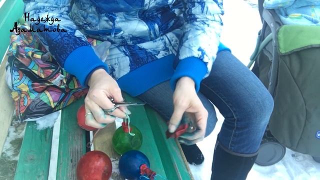 Наряжали елку на улице ледяными шарами  Надежда Азаматова