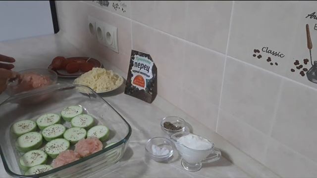Запечёные кабачки с фаршем и помидорами .Очень вкусное  и лёгкое в приготовлении блюдо.