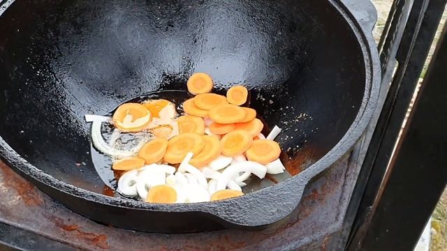 КАРТОФЕЛЬ ПО ОХОТНИЧЬИ С КОЛБАСКАМИ В КАЗАНЕ НА КОСТРЕ
