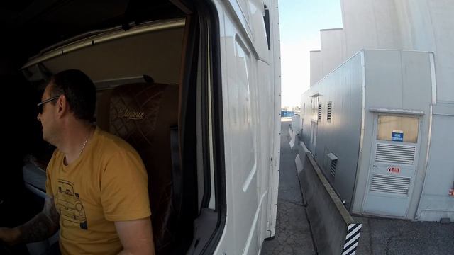 Разгрузился, выезжаю задним ходом смотреть онлайн