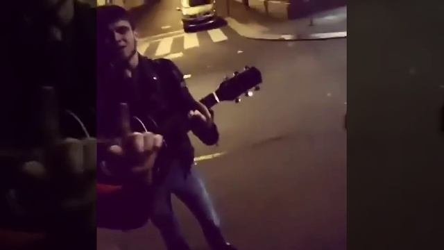 Чеченец очень красиво поет на гитаре