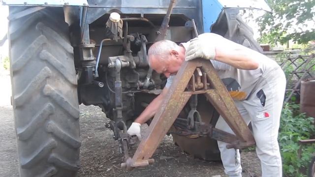 Установка автосцепа (клинка) МТЗ-80.Навешиваем культиватор КРН-5.6 (весь процесс). смотреть онлайн