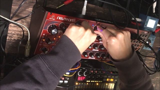 Behringer Neutron, KORG Volca Beats & SQ-1 (synth jam 2019 #15) смотреть онлайн