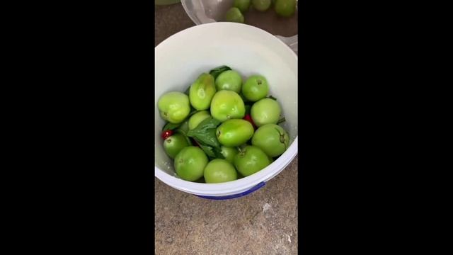 Квашеные зеленые помидоры