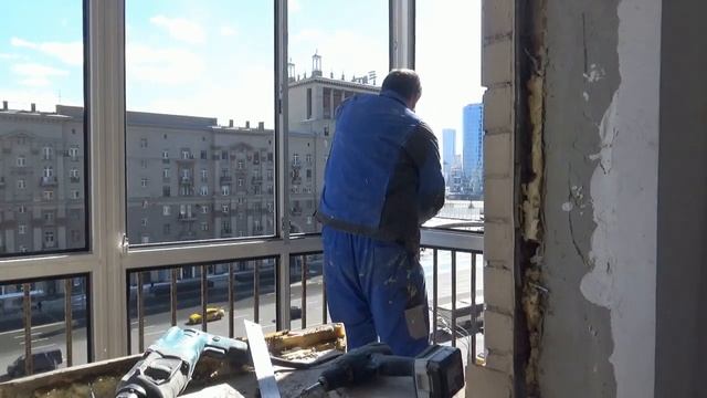 Остекляем непростой балкон конструкцией из алюминия.