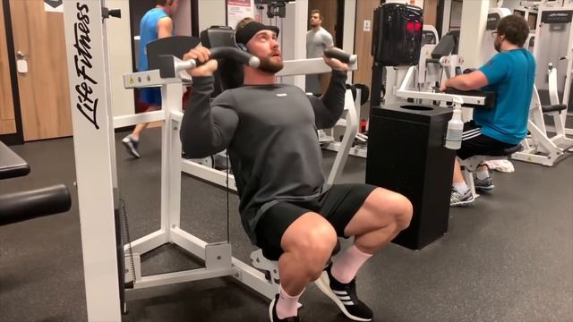 Крис Бамстед. Конец карьеры? / Новые проблемы / Тренировка плеч / Визит к мануалу смотреть онлайн