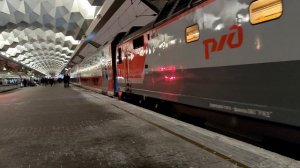 ЭП2К-159 с двухэтажным поездом 029У СПб-Белгород отправляется с Московского вокзала.