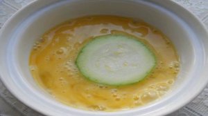 Кабачки жареные в яйце с острым соусом