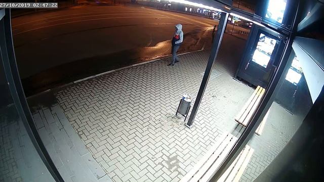 Экран на умной остановке разбили