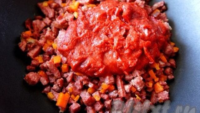 Солянка с мясом, колбасой и картошкой
