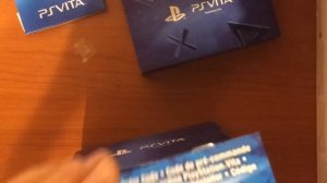 Распаковка аксессуаров для PS Vita