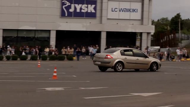 Техничный слалом на обычном Renault Megane (Кривой Рог) смотреть онлайн