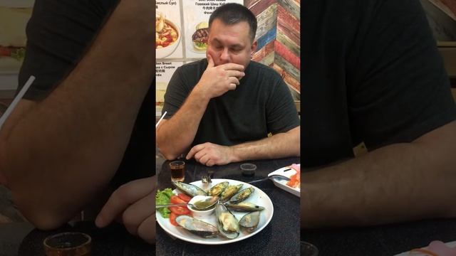 Первый раз пробует мидии смотреть онлайн