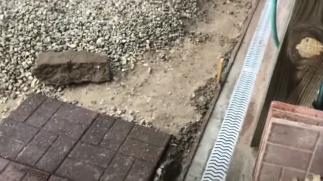 Устройство водосточного лотка. Пластиковые водоотводные лотки для системы водоотведения.