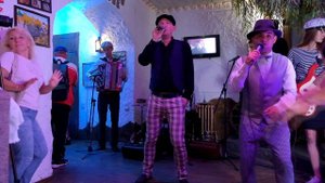 АЛЁШКА ЖАРИЛ НА БАЯНЕ