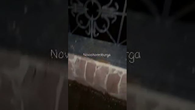 На Красной Площади в Оренбурге просачивается вода
