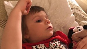 ИГРАЕМ В ДОКТОРА С УКОЛАМИ  Детский канал Ваша Алиса Видео для детей