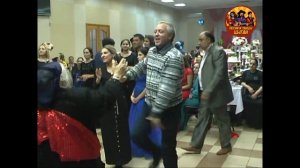 Обалденно отжигают чечетки на цыганской плясовой