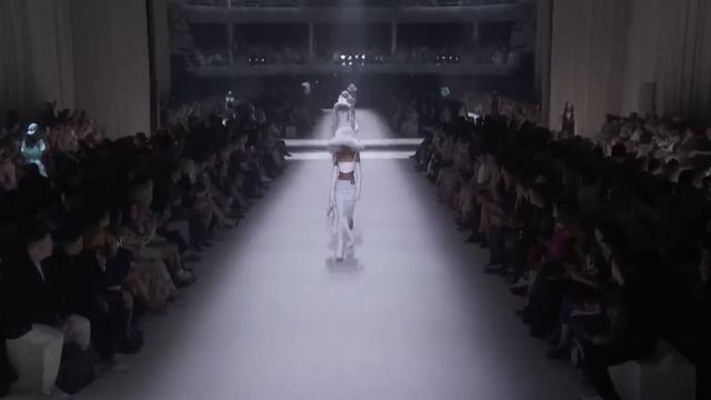 Fendi Resort 2023 Празднует 25-летие Багета.