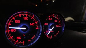 AUDI A6 C4 TDI дополнительные датчики давления и температуры масла Defi A1.