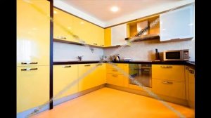 Бело желтые кухни