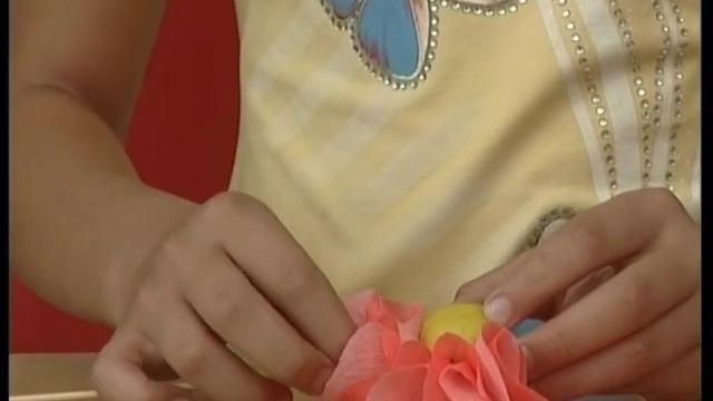 Цветок из гофробумаги на пластилине (торцевание)