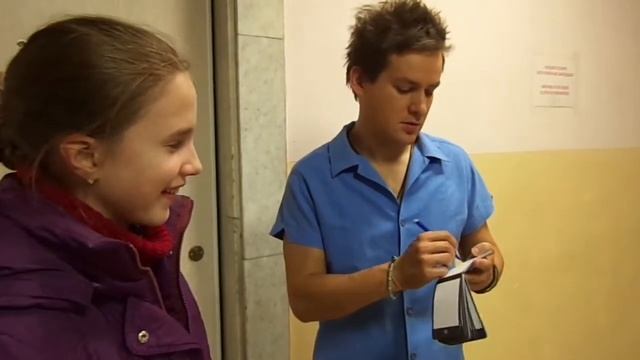 Андрей Бирин дарит автограф Веронике Крючковой смотреть онлайн